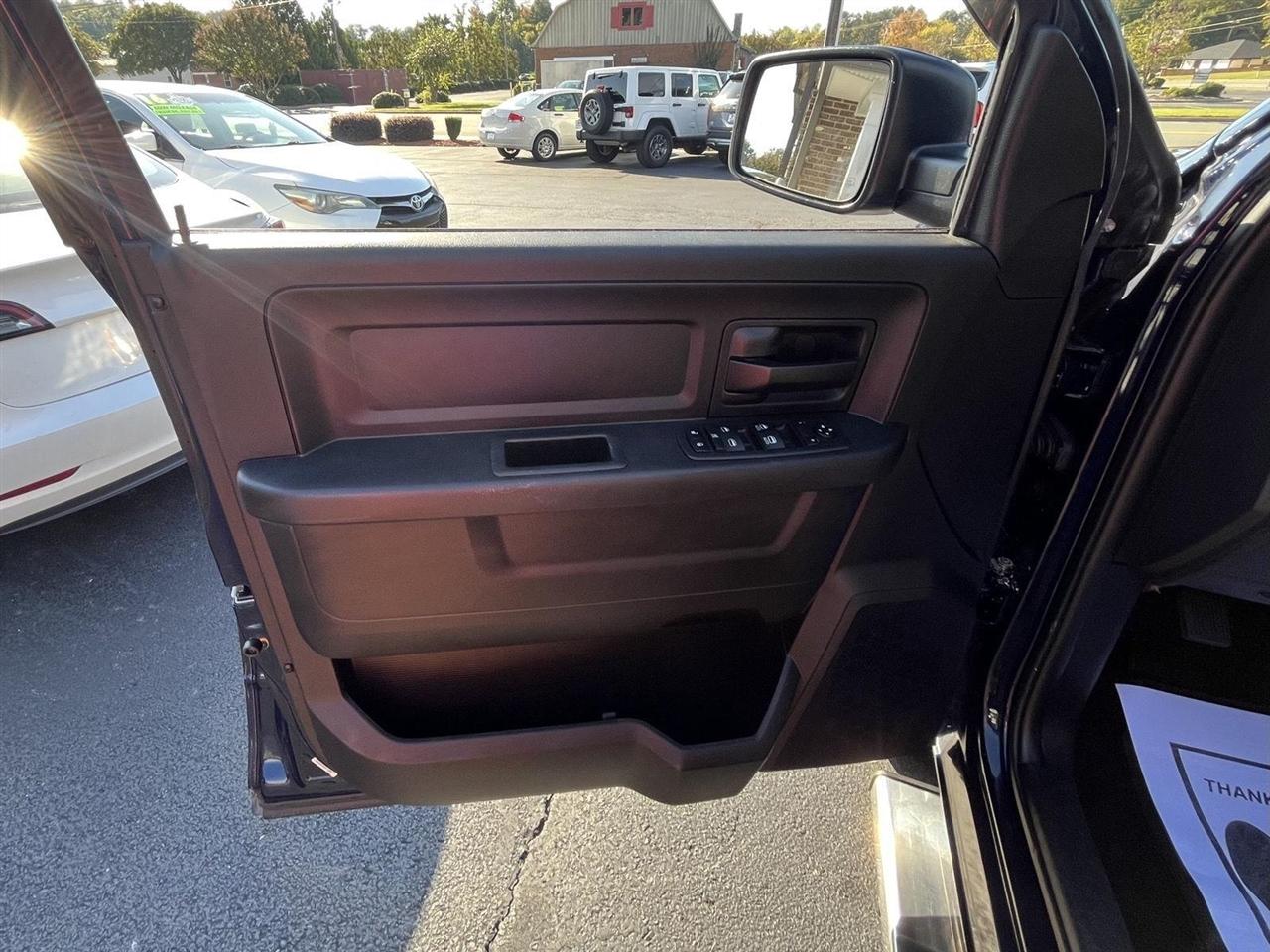 RAM 1500 Tradesman Crew Cab SWB 2WD 2017