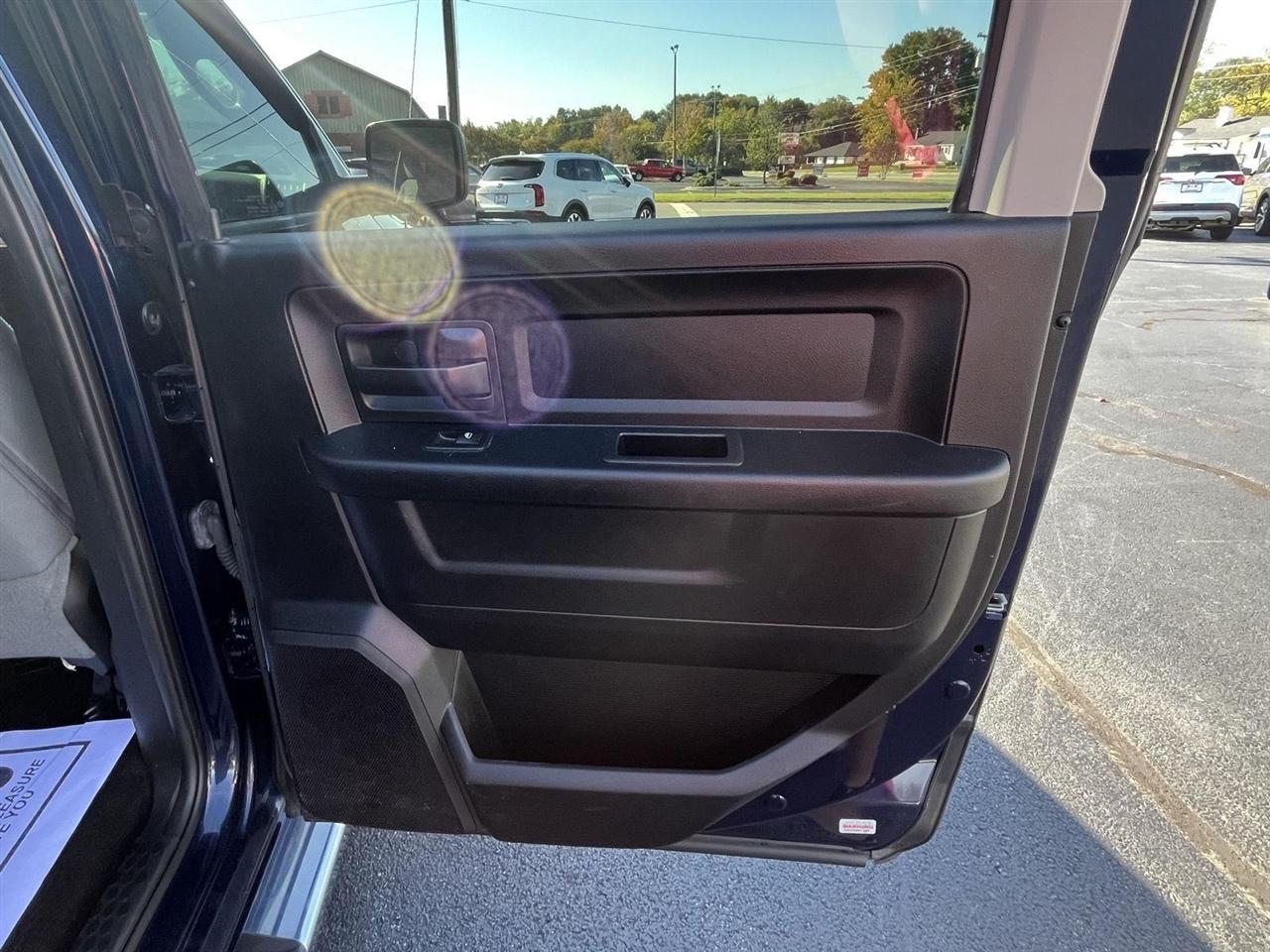 RAM 1500 Tradesman Crew Cab SWB 2WD 2017