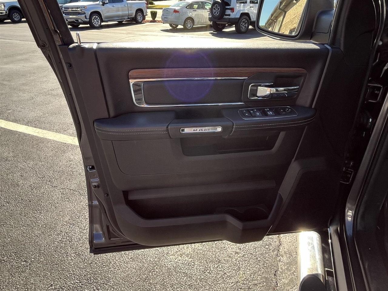 RAM 1500 Laramie Crew Cab SWB 4WD 2018