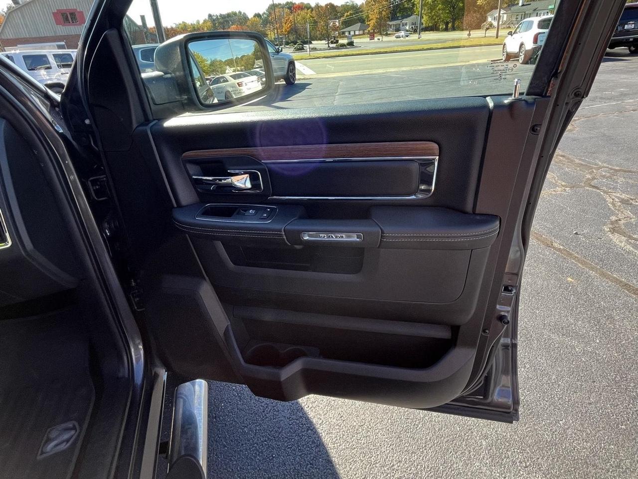 RAM 1500 Laramie Crew Cab SWB 4WD 2018