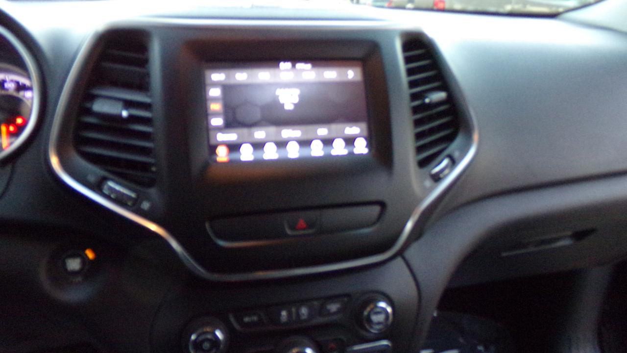 2019 Jeep Cherokee Latitude Plus - Photo 22