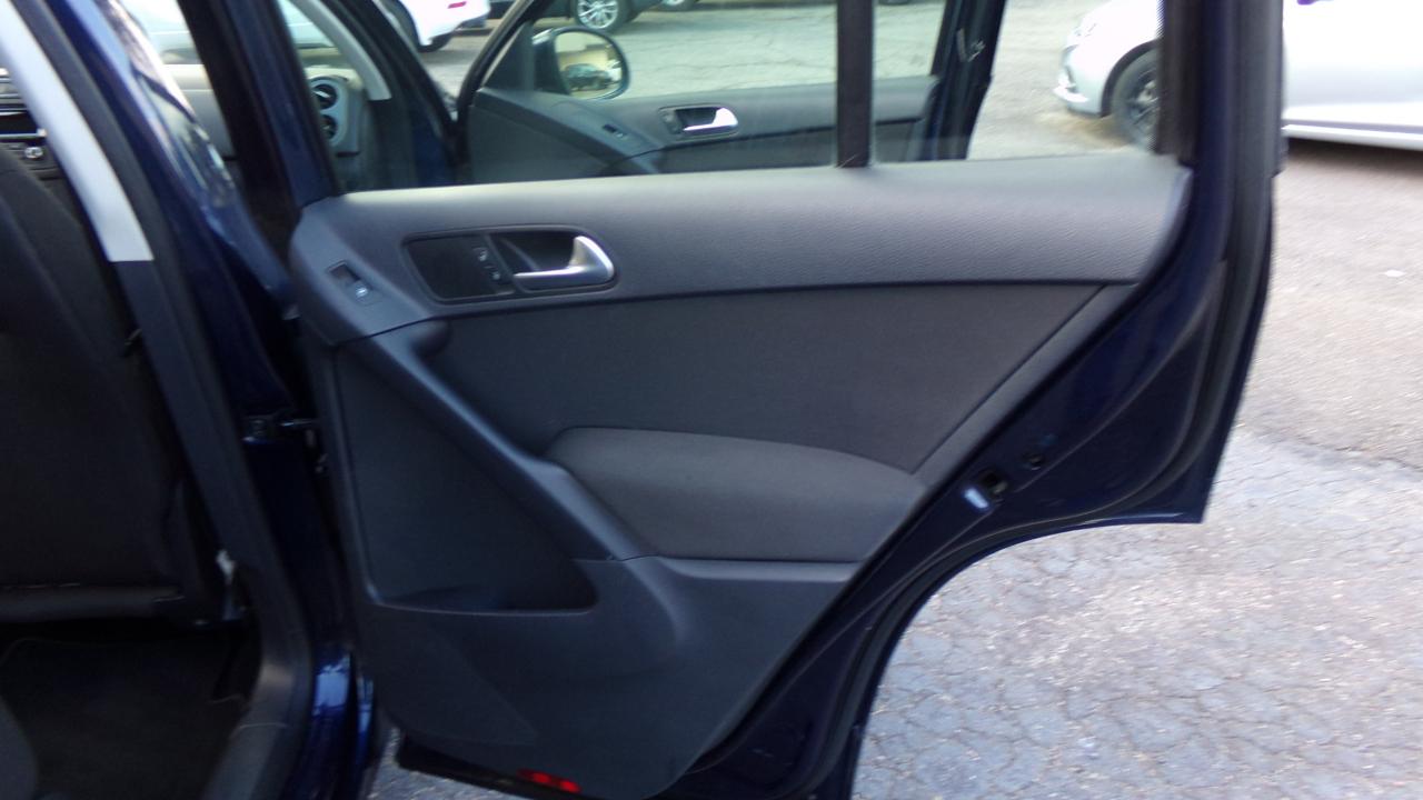 Volkswagen Tiguan 4WD 4dr Auto SE w/Sunroof & Nav 2013