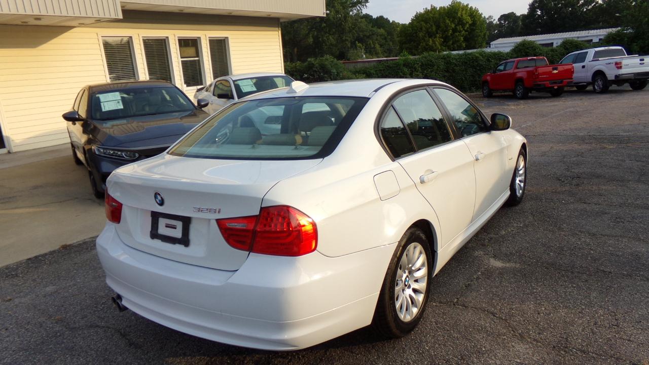 BMW 3 Series 4dr Sdn 328i RWD 2009