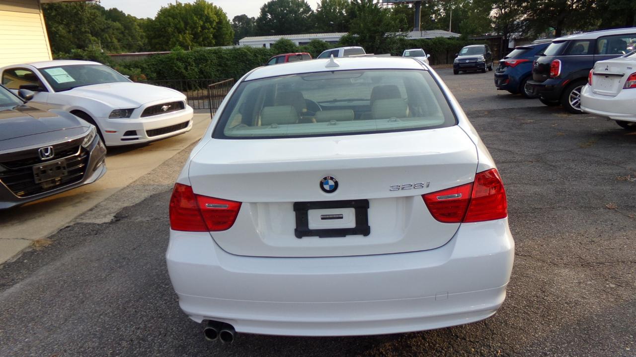 BMW 3 Series 4dr Sdn 328i RWD 2009