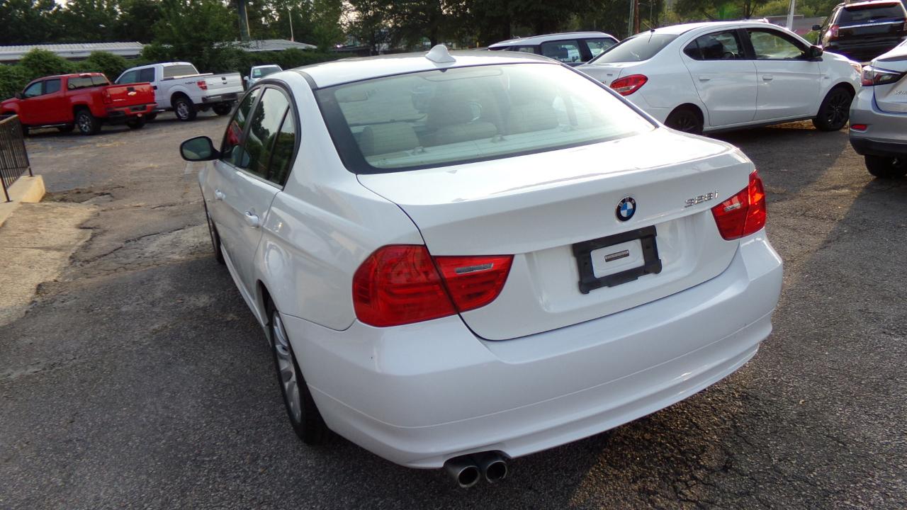 BMW 3 Series 4dr Sdn 328i RWD 2009