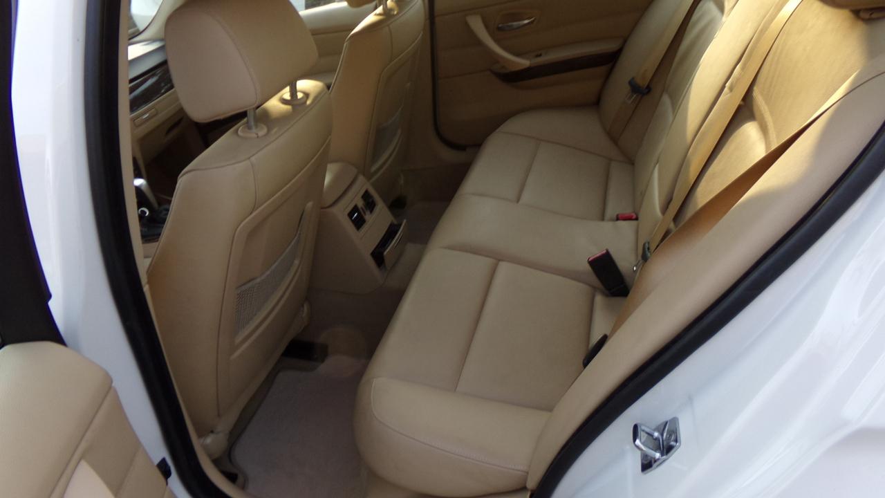 BMW 3 Series 4dr Sdn 328i RWD 2009