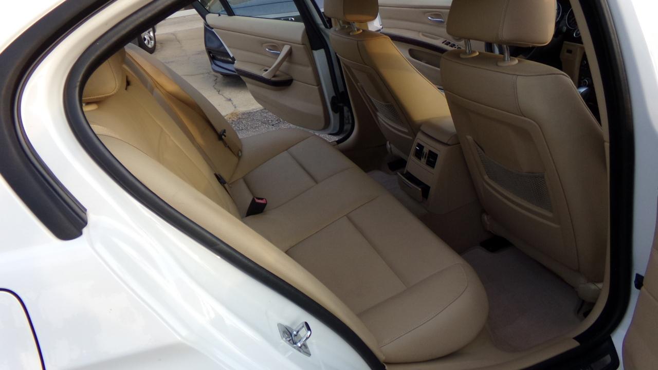 BMW 3 Series 4dr Sdn 328i RWD 2009