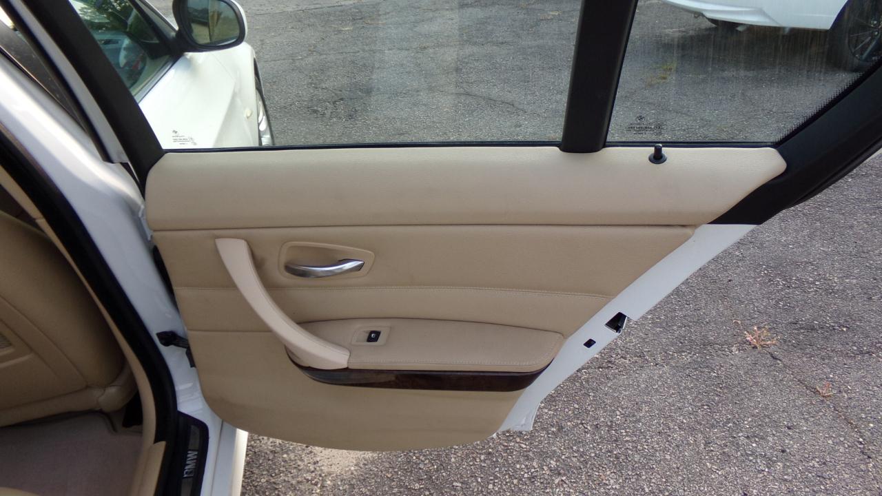 BMW 3 Series 4dr Sdn 328i RWD 2009