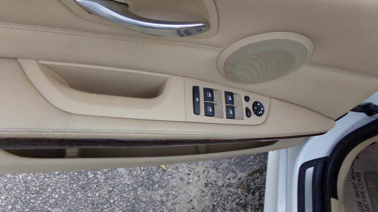 BMW 3 Series 4dr Sdn 328i RWD 2009