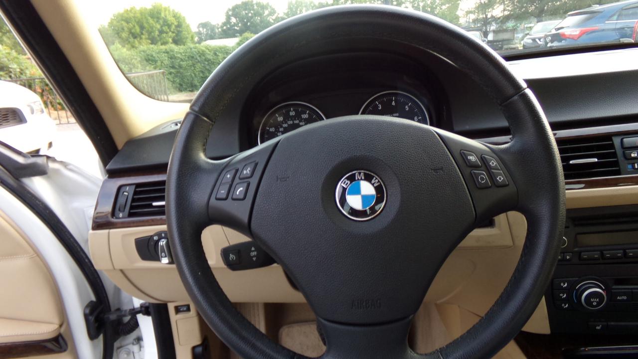 BMW 3 Series 4dr Sdn 328i RWD 2009