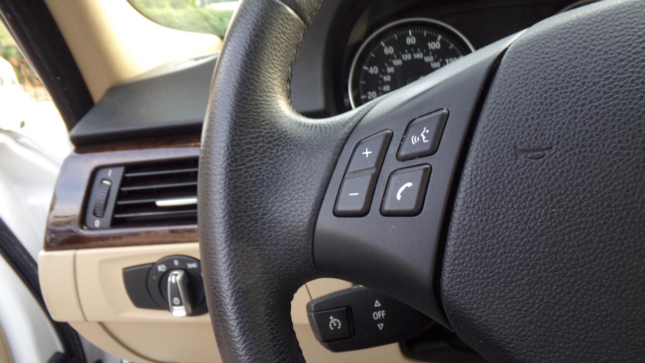 BMW 3 Series 4dr Sdn 328i RWD 2009