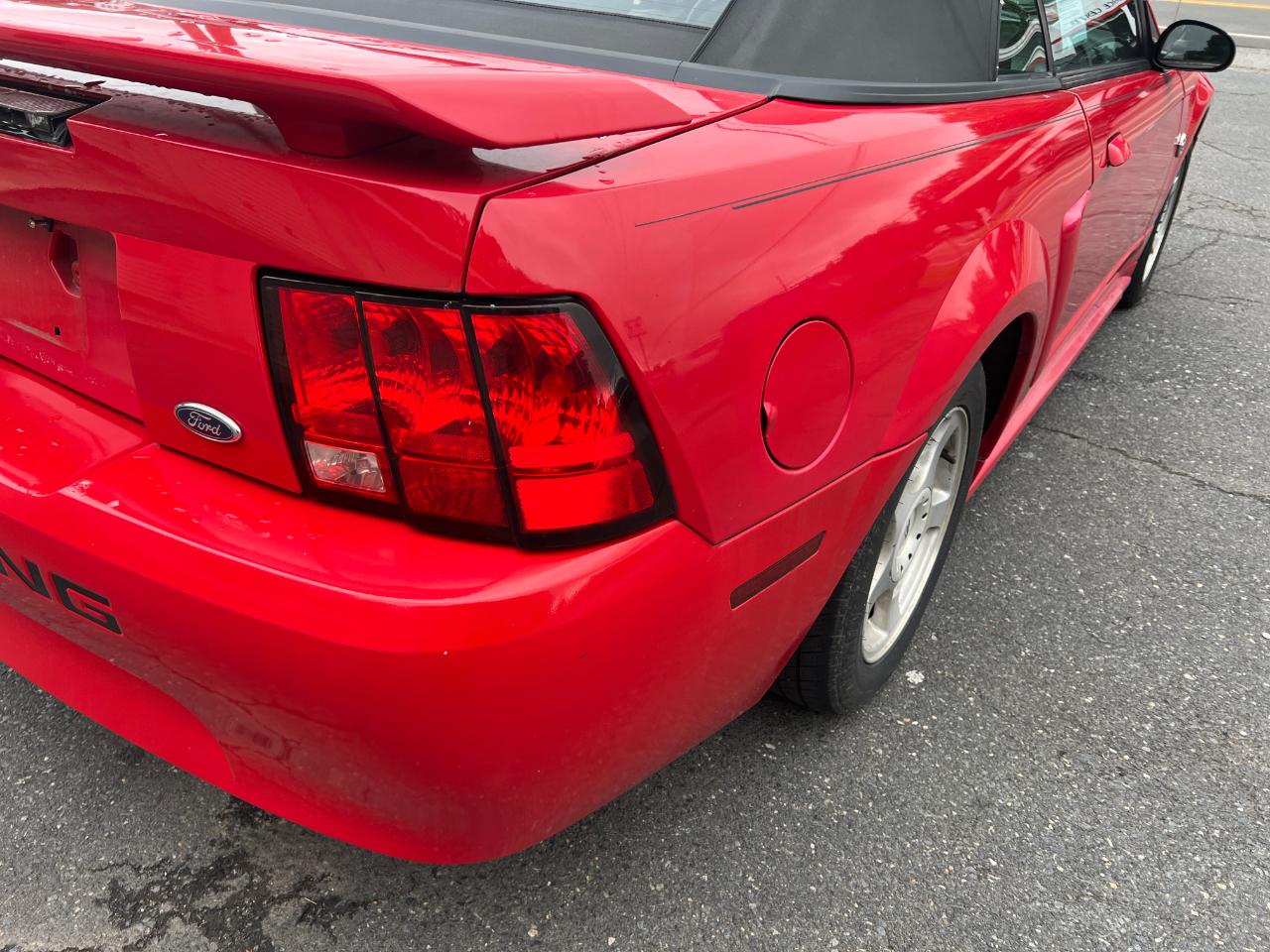 Ford Mustang Deluxe Convertible 2004