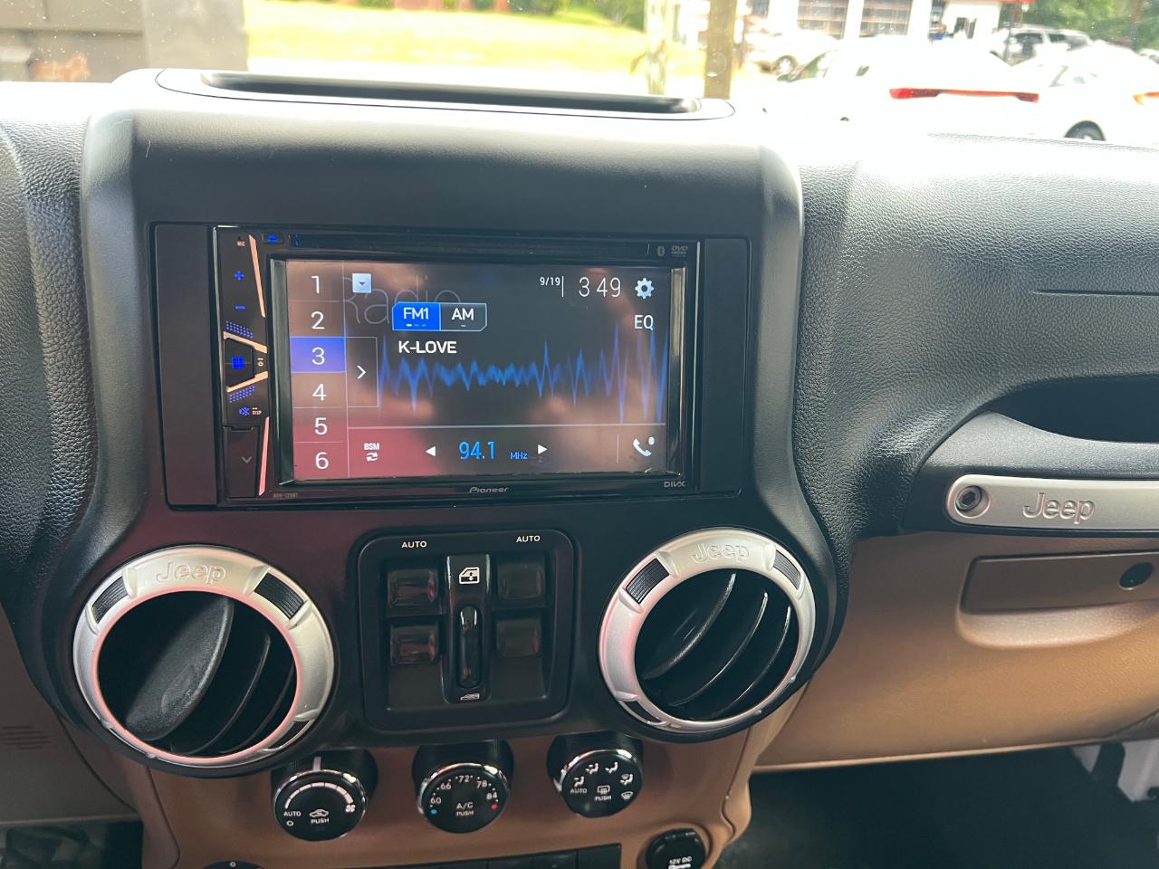 Jeep Wrangler Unlimited Sahara 4WD 2014