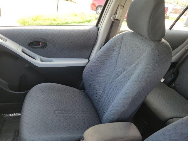Toyota Yaris 5dr LB Man (Natl) 2010