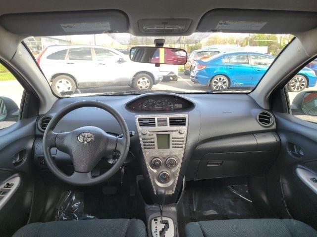 Toyota Yaris 4dr Sdn Man (Natl) 2010