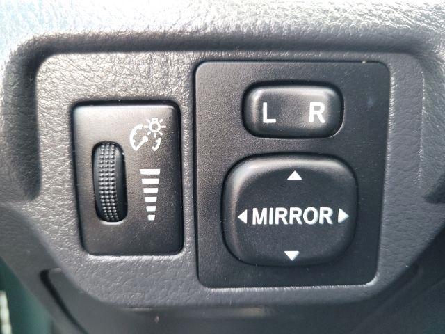 Toyota Yaris 4dr Sdn Man (Natl) 2010