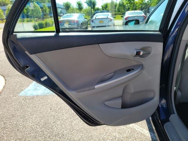 Toyota Corolla 4dr Sdn Auto LE Special Edition (Natl) 2013