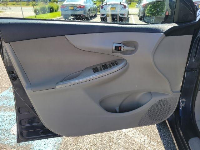 Toyota Corolla 4dr Sdn Auto LE Special Edition (Natl) 2013