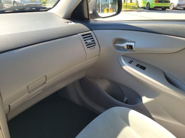 Toyota Corolla 4dr Sdn Auto LE Special Edition (Natl) 2013