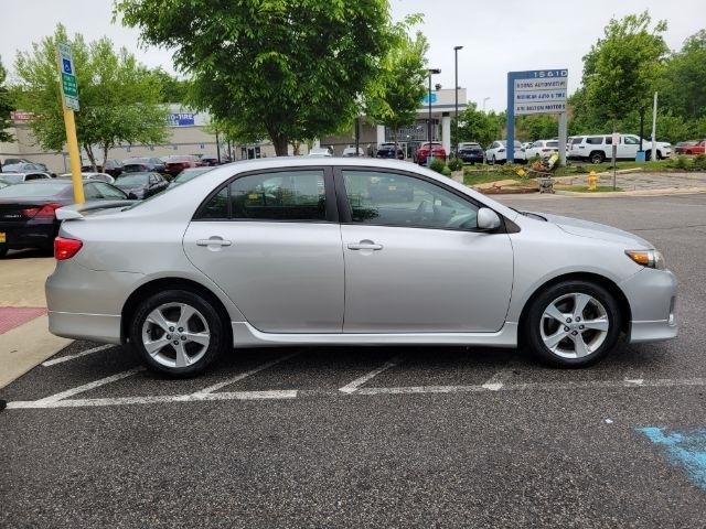 Toyota Corolla 4dr Sdn Auto LE (Natl) 2012