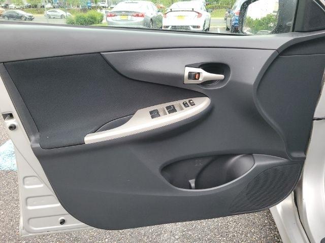 Toyota Corolla 4dr Sdn Auto LE (Natl) 2012