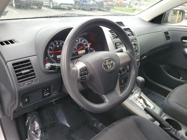 Toyota Corolla 4dr Sdn Auto LE (Natl) 2012