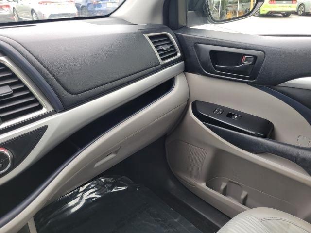 Toyota Highlander AWD 4dr V6 LE (Natl) 2014
