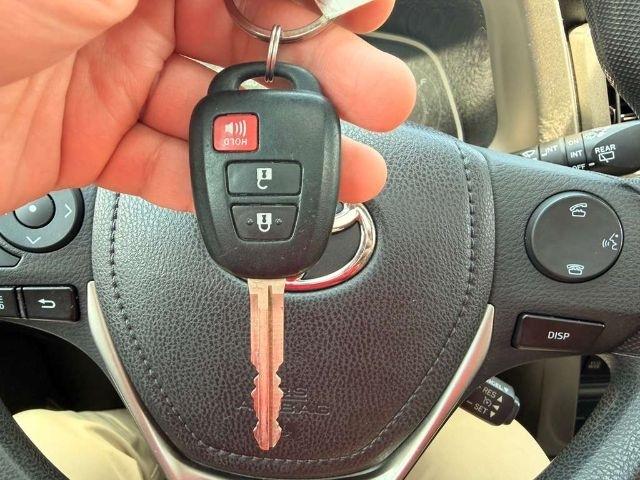 Toyota RAV4 AWD 4dr XLE (Natl) 2015