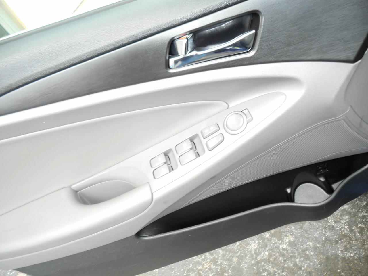 Hyundai Sonata 4dr Sdn 2.4L Auto SE 2011