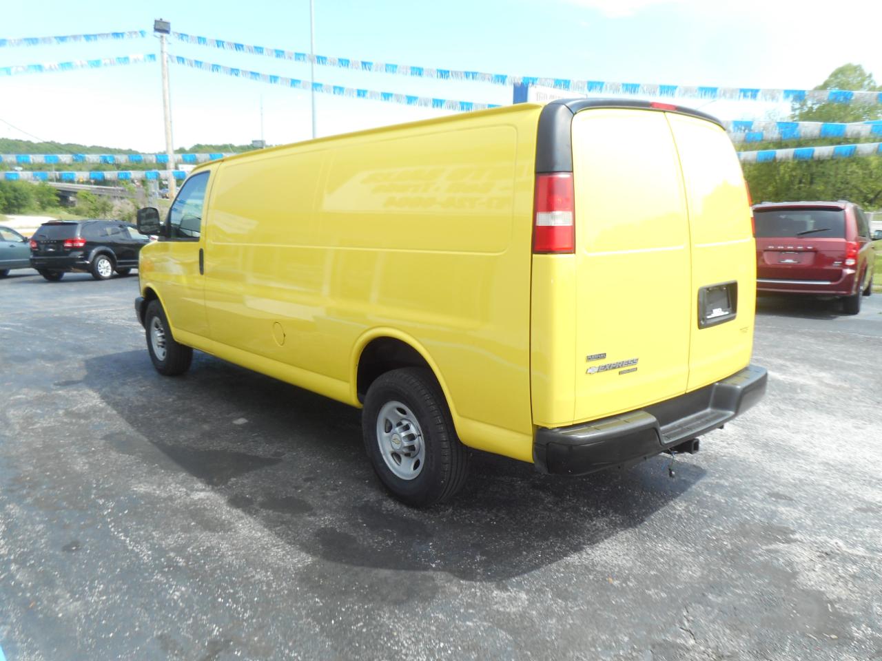 Chevrolet Express Cargo Van RWD 3500 155" 2011