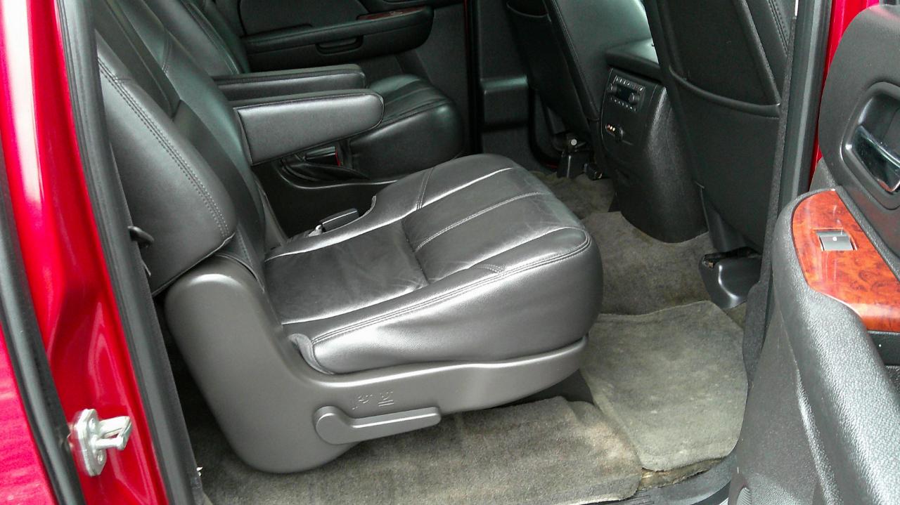Chevrolet Suburban 4WD 4dr 1500 LT 2013