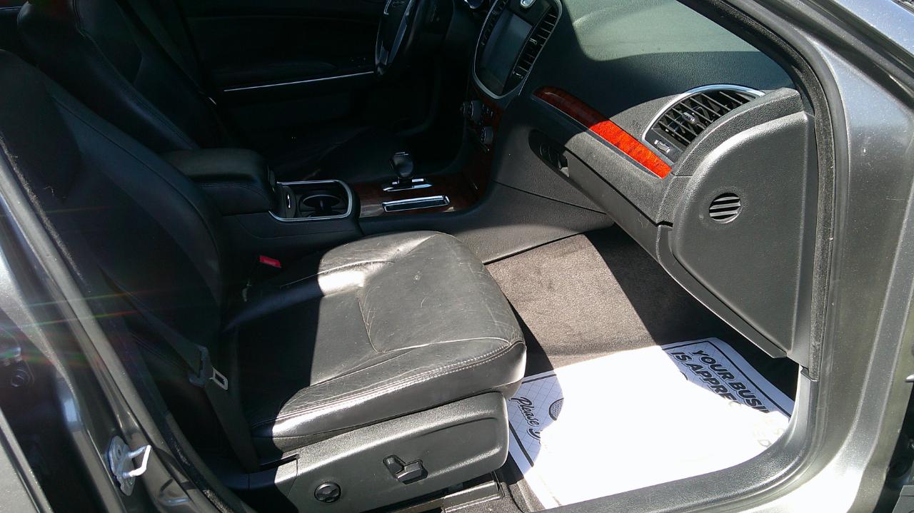 Chrysler 300 4dr Sdn V6 Limited RWD 2012