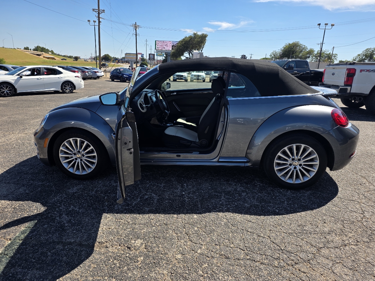 2019 Volkswagen Beetle Convertible Final Edition SEL photo 9