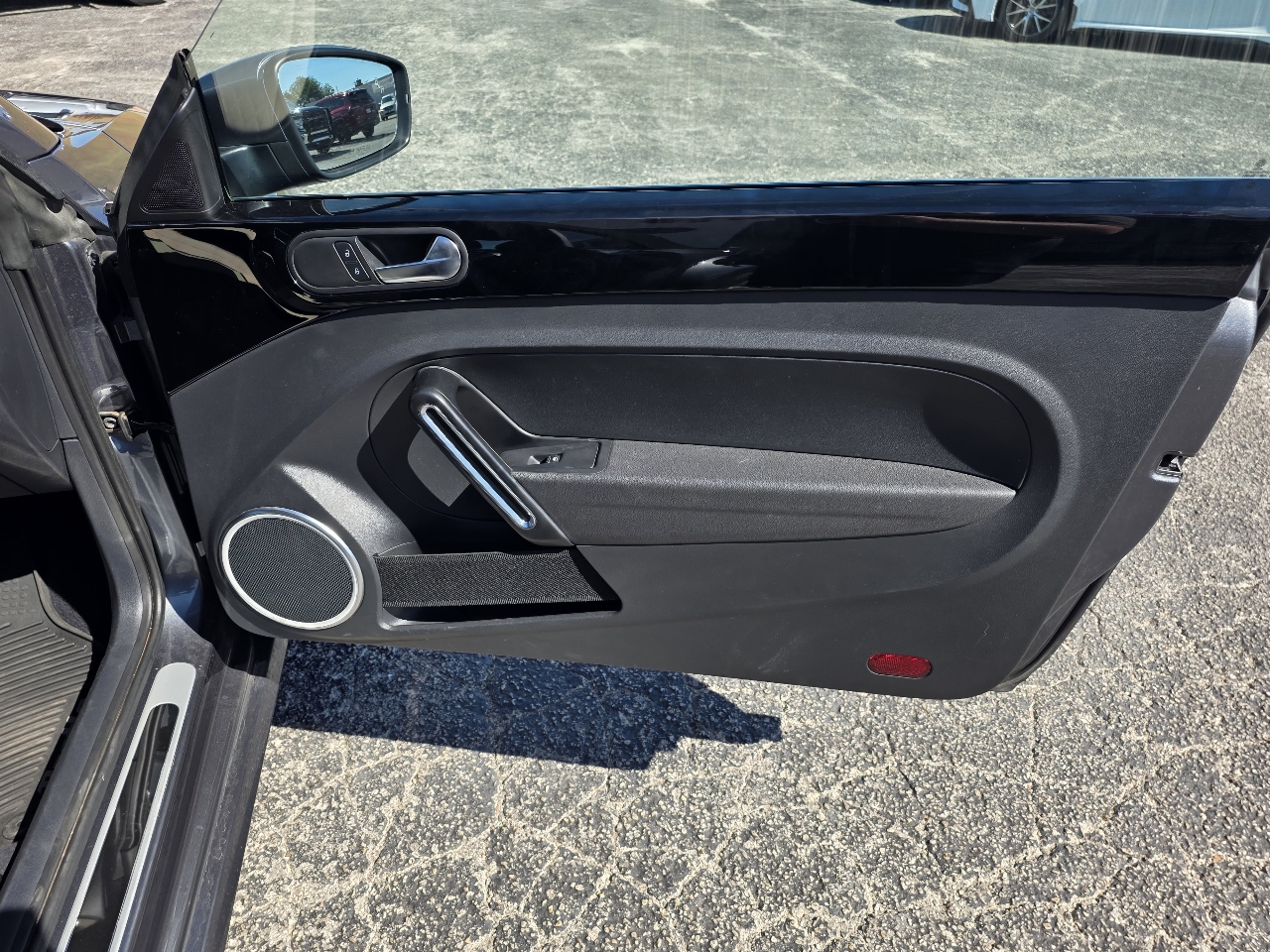 2019 Volkswagen Beetle Convertible Final Edition SEL photo 16
