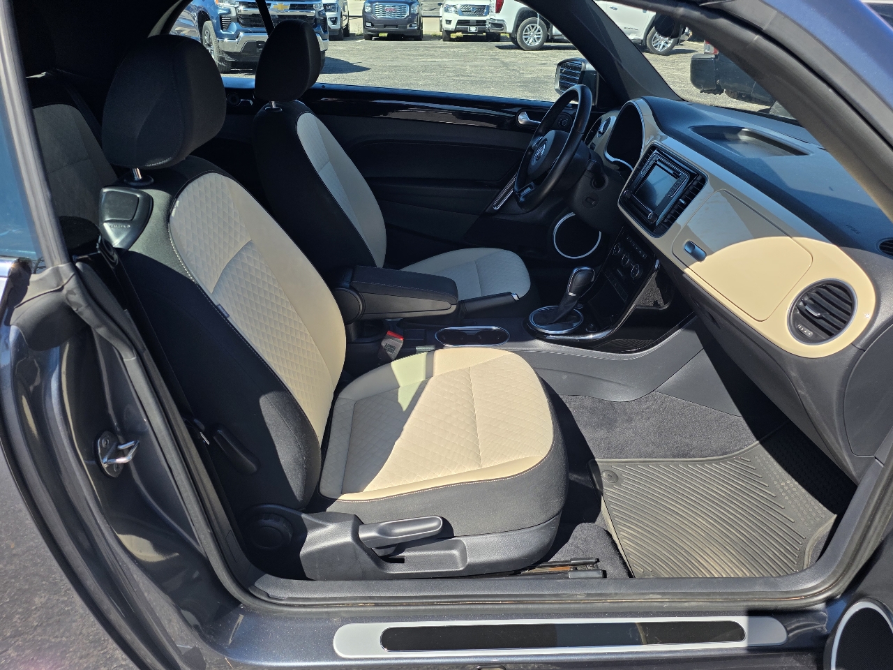 2019 Volkswagen Beetle Convertible Final Edition SEL photo 17
