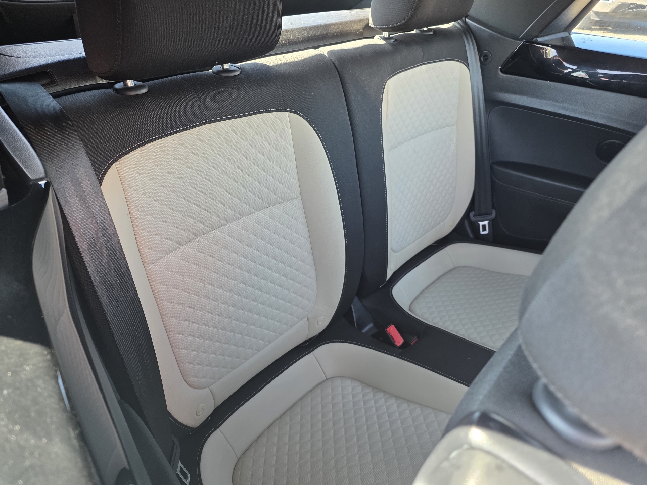 2019 Volkswagen Beetle Convertible Final Edition SEL photo 18