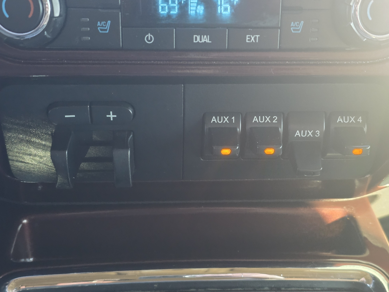 Ford Super Duty F-250 SRW 4WD Crew Cab 156" Lariat 2011