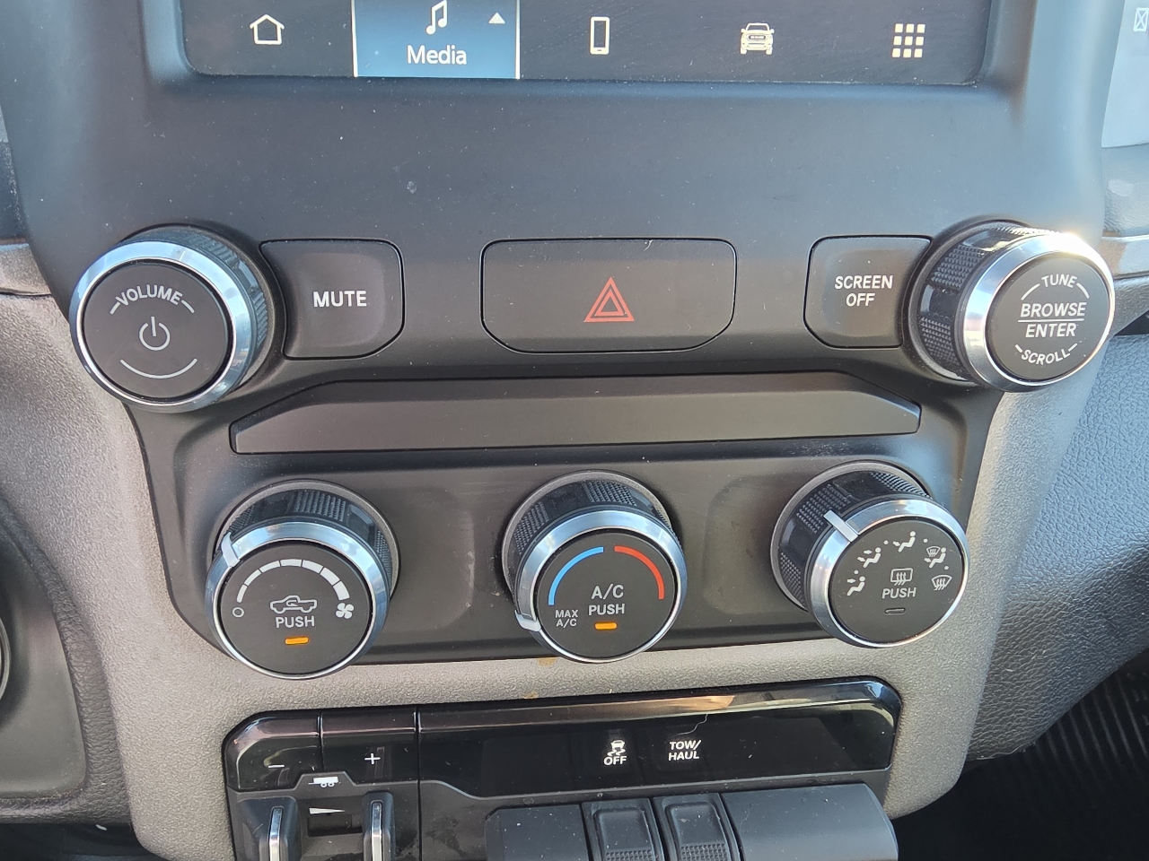 RAM 2500 Tradesman 4x4 Crew Cab 6'4" Box 2024