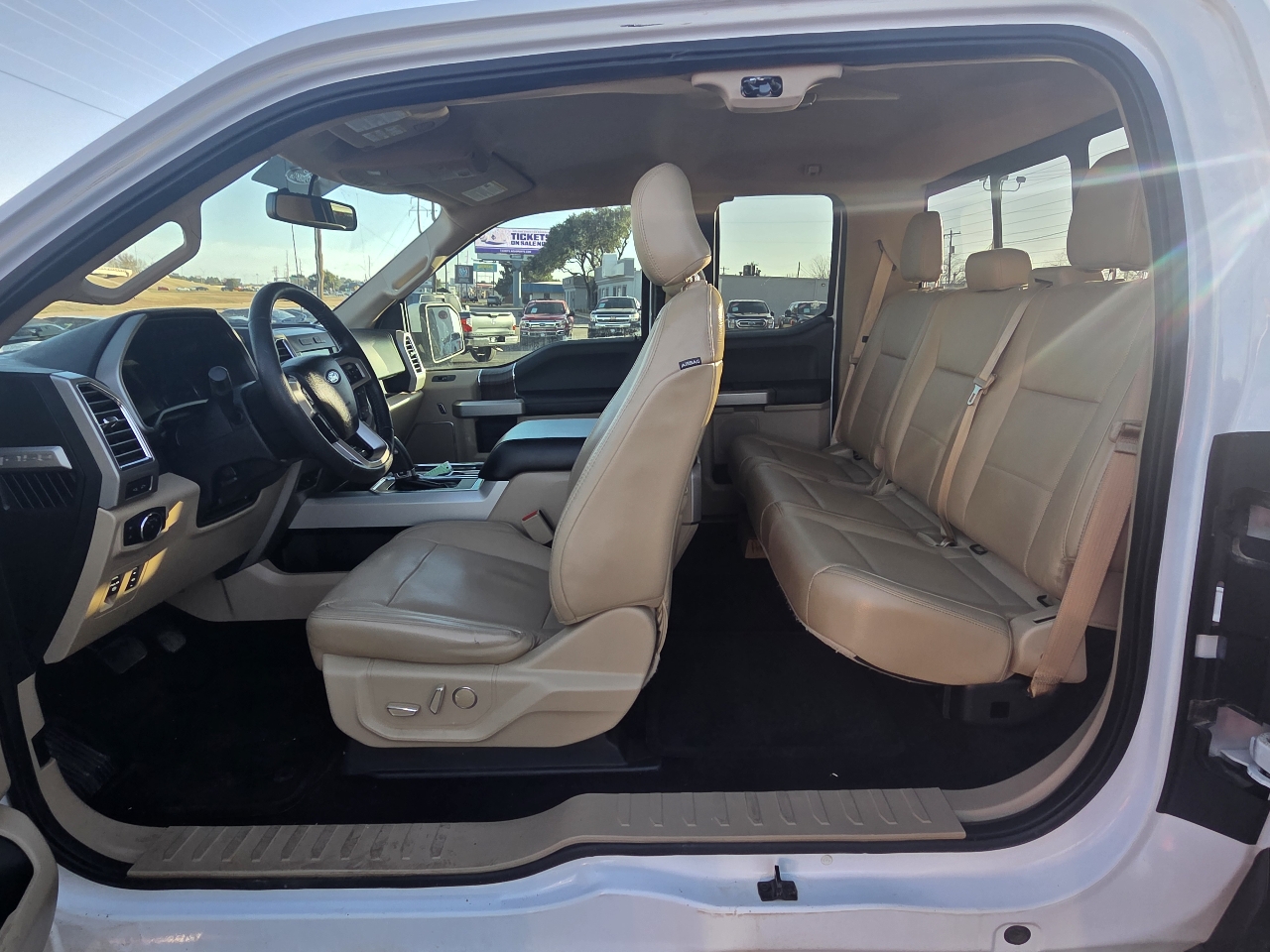 Ford F-150 2WD SuperCab 145" Lariat 2016