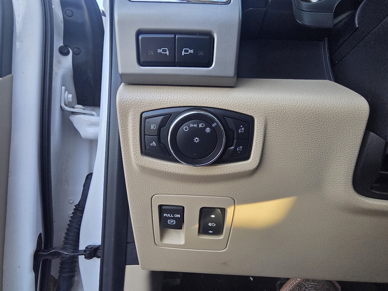 Ford F-150 2WD SuperCab 145" Lariat 2016