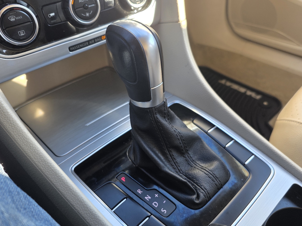 Volkswagen Passat 4dr Sdn 2.5L Auto SE 2012