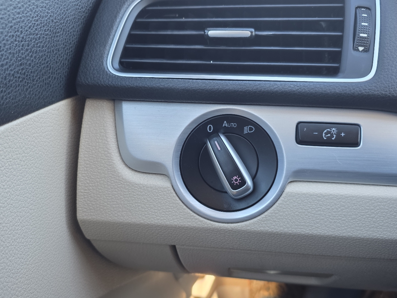 Volkswagen Passat 4dr Sdn 2.5L Auto SE 2012