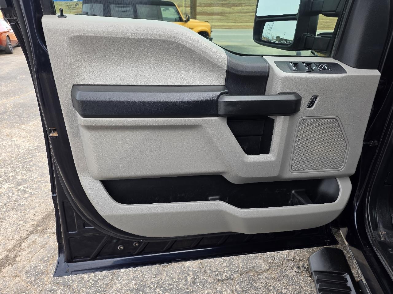 Ford Super Duty F-350 SRW XL 4WD Crew Cab 8' Box 2021