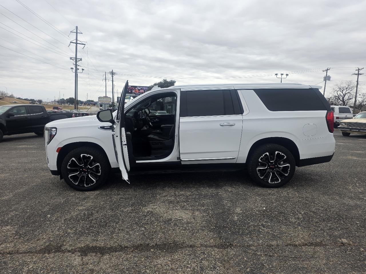 GMC Yukon XL 4WD 4dr SLT 2023