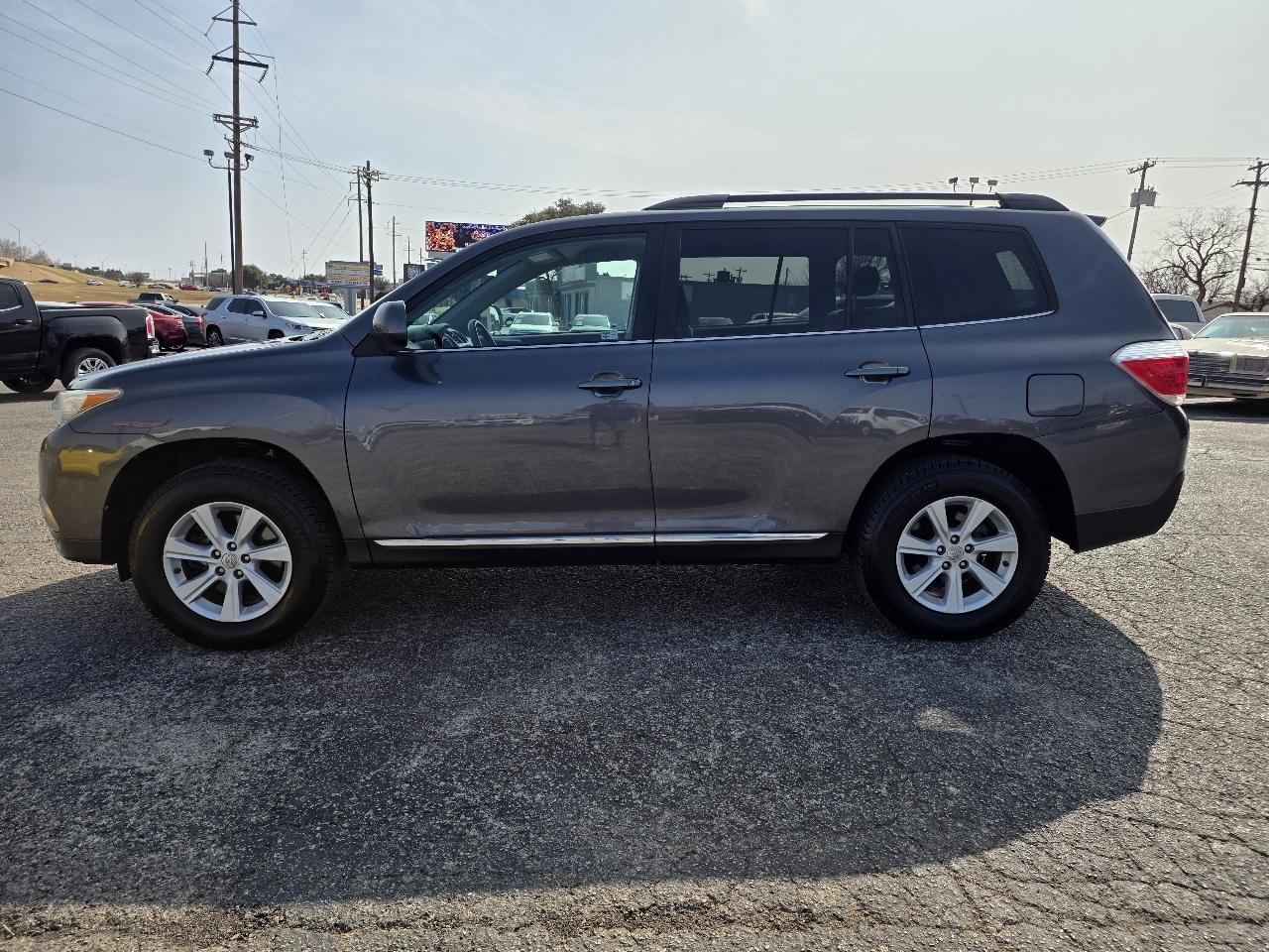 Toyota Highlander 4WD 4dr V6 (Natl) 2013