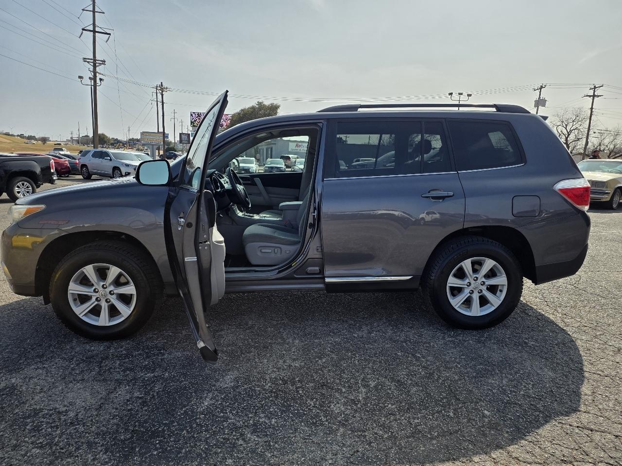 Toyota Highlander 4WD 4dr V6 (Natl) 2013