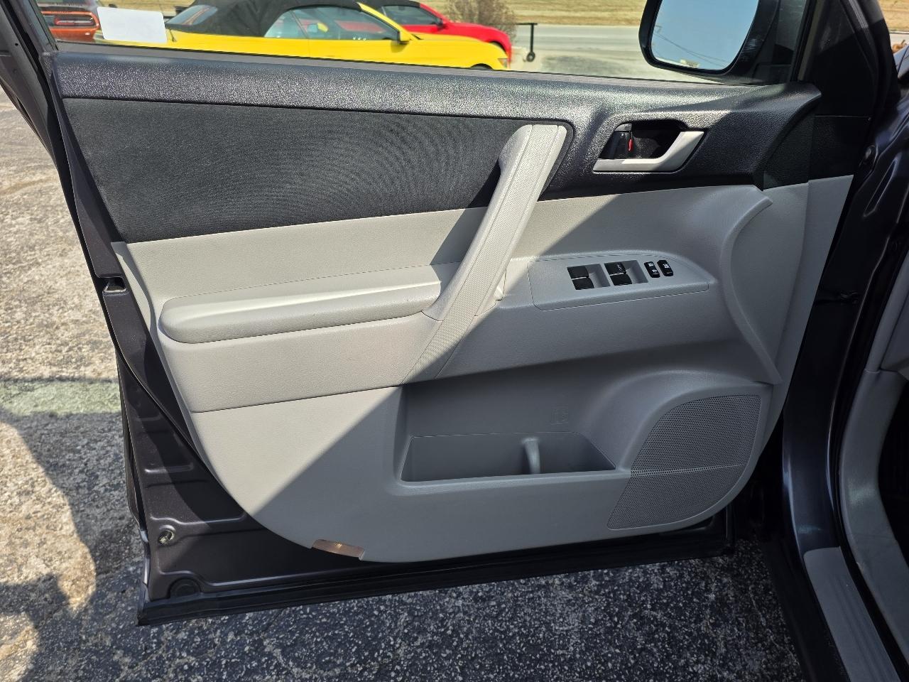 Toyota Highlander 4WD 4dr V6 (Natl) 2013