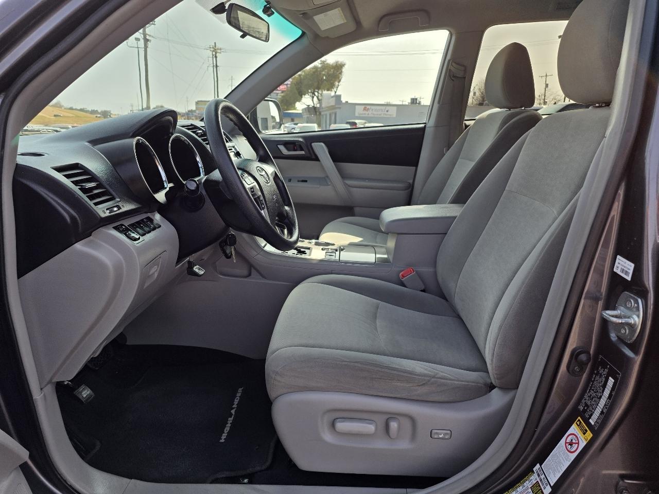 Toyota Highlander 4WD 4dr V6 (Natl) 2013