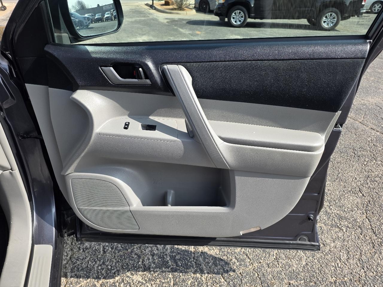 Toyota Highlander 4WD 4dr V6 (Natl) 2013