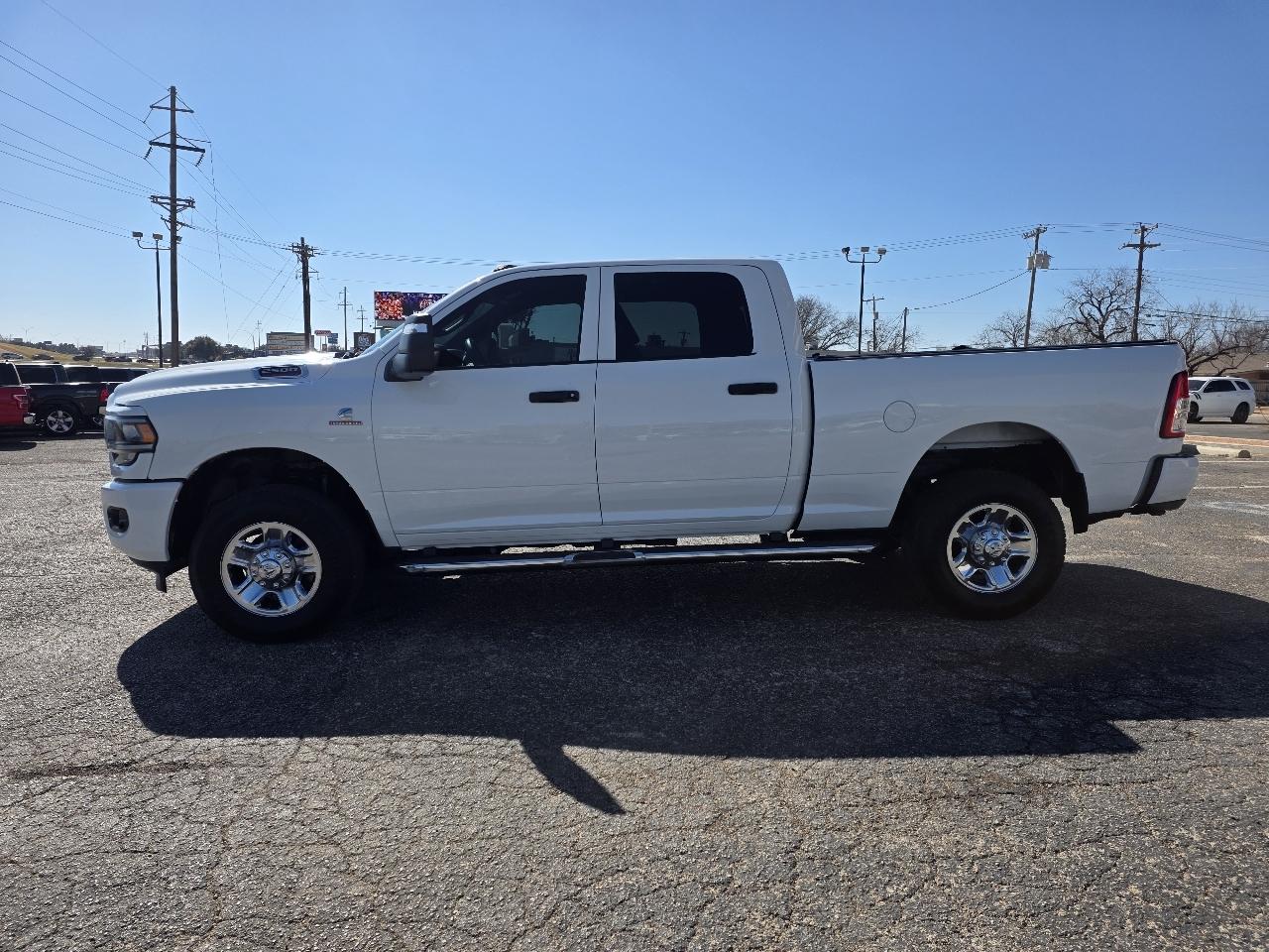 RAM 2500 Tradesman 4x4 Crew Cab 6'4" Box 2023